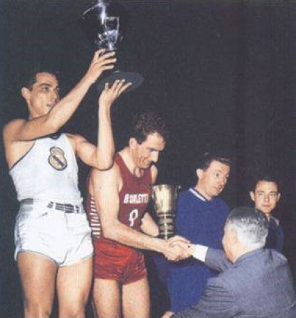 Freddy Borras capitano del Real Madrid solleva il primo trofeo internazionale, la Coppa Latina, mentre viene premiato Rubini, capitono della Borletti giunta seconda. Andre Buffiere dell'Asvel Villeurbanne e il capitano degli svizzeri del BC Jonction, giunte rispettivamente al terzo e quarto posto, assistono alla premiazione